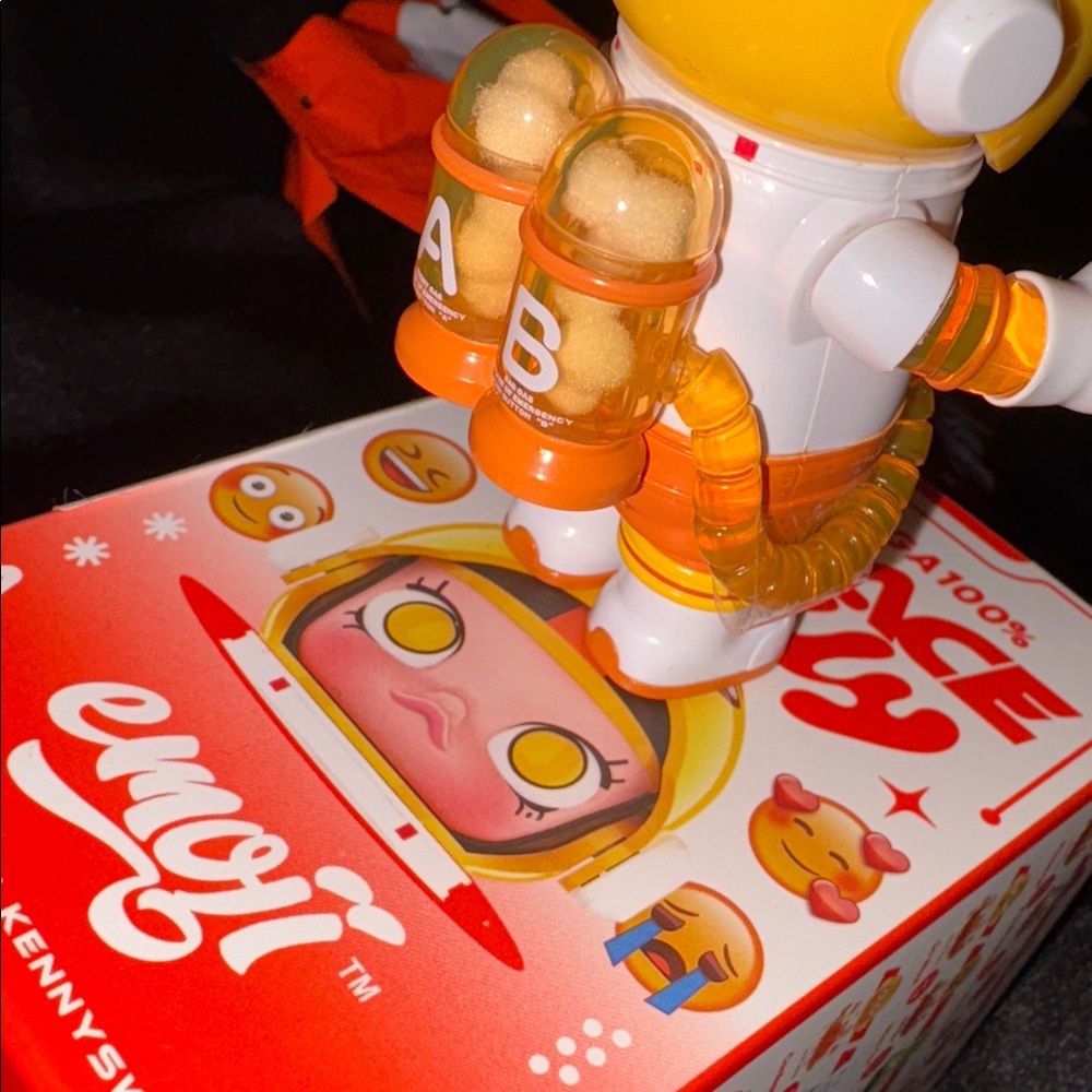 POP MART Mega Space Molly Emoji 100% - Confession - Picture 6 of 10
